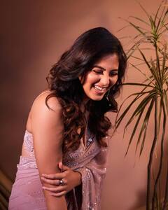 Anjali: వయస్సుతో అందం కూడా పెరుగుతుందా అంజలీ - బాలయ్య తోసినప్పుడూ ఇలాగే నవ్వావుగా!