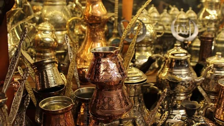 Copper Bottle: सदियों से लोग तांबे की बोतल में पानी पीते आ रहे हैं, ऐसा करने से उनकी सेहत काफी स्वस्थ रहती है और उन्हें किसी प्रकार की कोई बीमारी भी नहीं होती है.