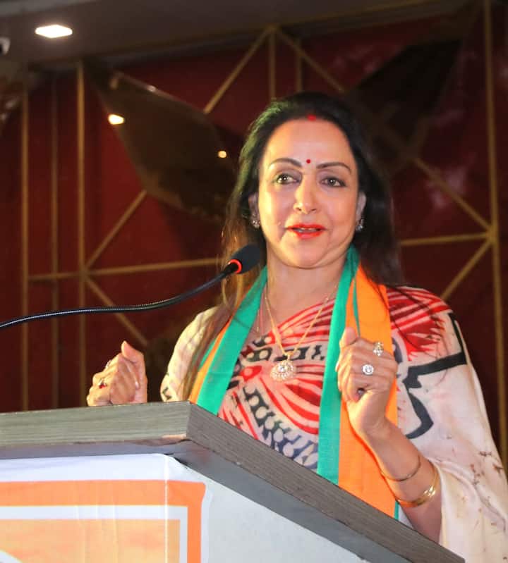 हेमा मालिनी: हेमा मालिनी लगातार तीसरे साल मथुरा सीट से भाजपा का प्रतिनिधित्व करेंगी। वे इससे पहले 2014 में और फिर 2019 के आम चुनाव में भी इस सीट से सांसद चुनी गई थीं। (छवि स्रोत: X/dreamgirlhema)