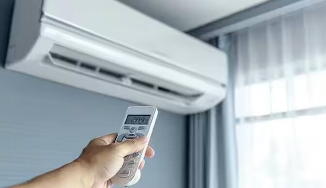 ઉનાળામાં એસી ચલાવવાથી ગરમીમાં રાહત મળે છે. પરંતુ વીજળીનું બિલ ઘણું વધારે છે. ઘણીવાર લોકોને ખબર નથી હોતી કે ACનું તાપમાન તેમના વીજળીના બિલ પર અસર કરે છે.