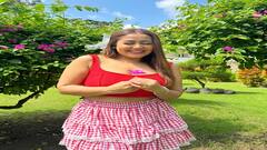 Neha Kakkar Photo: બગીચામાં હાથ ગુલાબ સાથે નેહા કક્કરે આપ્યા ગ્લેમરસ પોઝ