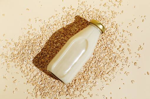 Oat Milk: People also choose oat milk as an alternative, but unfortunately it’s a rich source of starch and can cause your glucose levels to spike. (Image Source: Getty)