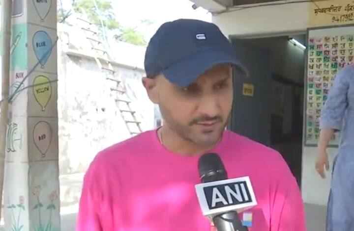 ભૂતપૂર્વ ભારતીય ક્રિકેટર અને આમ આદમી પાર્ટીના રાજ્યસભાના સાંસદ હરભજન સિંહે જલંધરના એક મતદાન કેન્દ્ર પર પોતાનો મત આપ્યો. પોતાનો મત આપ્યા પછી, તેમણે કહ્યું,