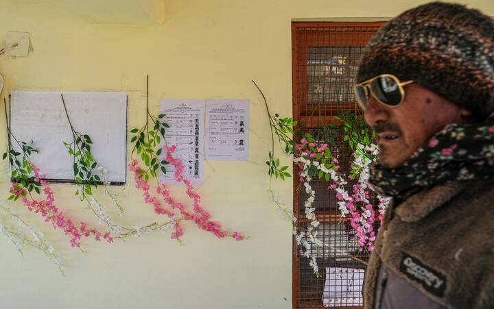 কাজায় SDM অফিস থেকে পাহাড় পেরিয়ে পৌঁছতে হয় তাশিগাংয়ে। যেতে লাগে ঘণ্টা দেড়েক সময়। কঠিন ভূপ্রকৃতি, কঠিন আবহাওয়া- এই এলাকায়। অসাধারণ নৈসর্গিক সৌন্দর্যে ভরপুর এই এলাকা। একেবারে শান্ত-ধীর স্থির এলাকা। মাত্র কয়েকঘর এদিক ওদিক ছড়িয়ে। ঘরগুলির উজ্জ্বল রং নজর কাড়ে। সামান্য কিছু জায়গায় মোবাইল কানেকশন মেলে, তবে খুবই দুর্বল।