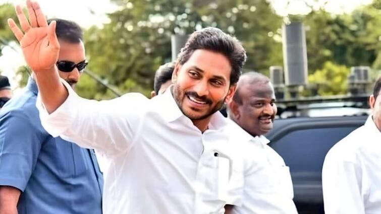 YCP leaders welcomed CM Jagan at Gannavaram Airport after completing his foreign tour in london and switzerland Jagan Tour Update: ముగిసిన ముఖ్యమంత్రి లండన్ టూర్‌- రాష్ట్రానికి వచ్చిన జగన్‌కు ఘన స్వాగతం