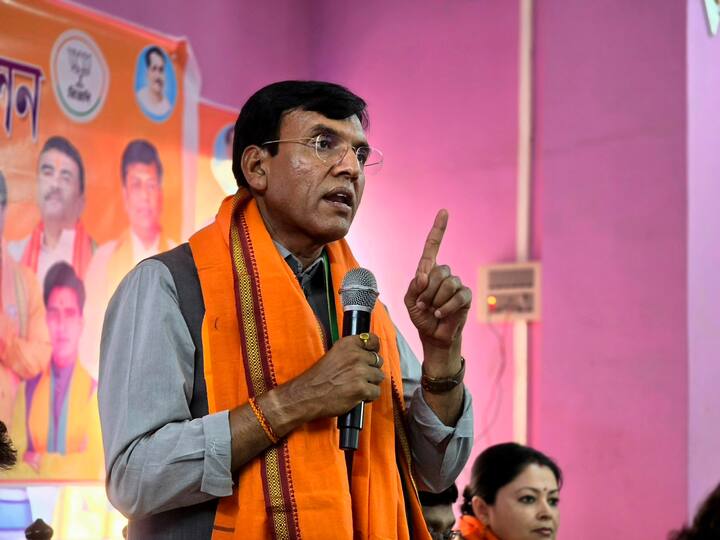 स्वास्थ्य एवं परिवार कल्याण मंत्री मनसुख मंडाविया को इस बार पोरबंदर सीट से बीजेपी ने उतारा है. उन्हें कांग्रेस के ललितभाई वसोया से चुनौती मिल रही है.