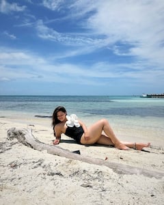 Mehreen Pirzada: బీచ్ లో మెహ్రీన్ బికినీ షో - ఇసుక తిన్నెల్లో  అందాల ఆరబోత