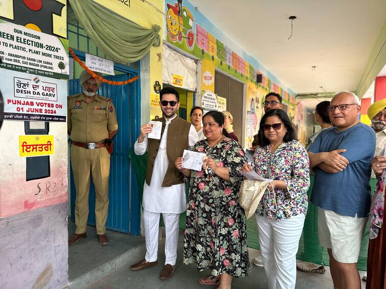 Raghav Chadha cast his vote in mohali Punjab News: ਅਖੀਰਲੇ ਪੜਾਅ ਲਈ ਵੋਟਾਂ ਸ਼ੁਰੂ ਹੁੰਦਿਆਂ ਹੀ ਰਾਘਵ ਚੱਢਾ ਨੇ ਪਾਈ ਵੋਟ