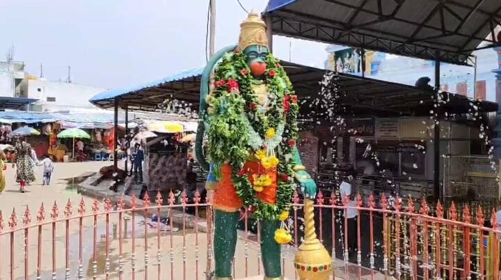 నెట్టికంటి ఆంజనేయ ఆలయ ప్రాంగణంలో హనుమంతుని విగ్రహానికి ప్రత్యేక అలంకరణ