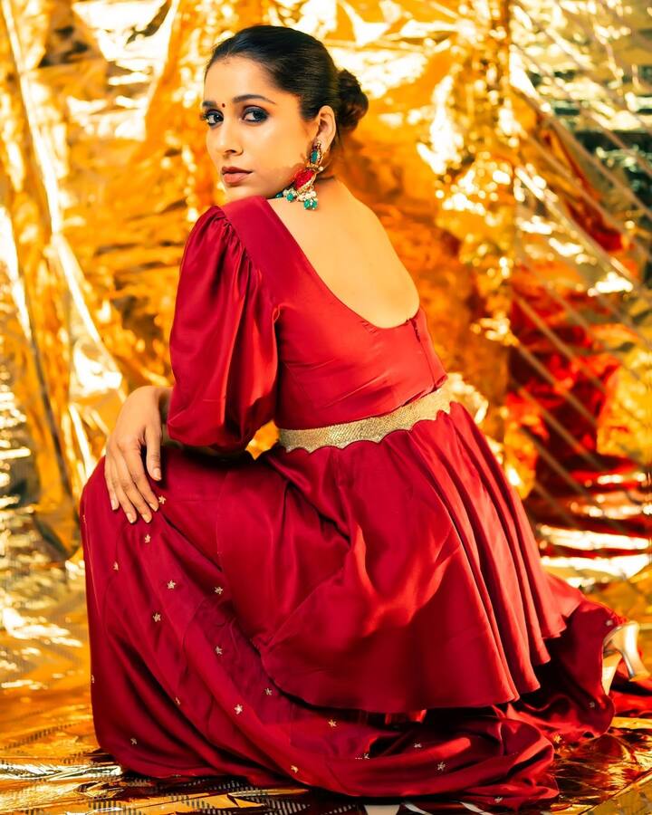 ఈ ఫోటోలకు క్యాప్షన్​గా  Will miss saying “WE LOVE YOU ALL EXTRA” 10 years #extrajabardasth😍 #EXTRAJABARDAST #rashmigautam 31st may 2024 See you on Fridays and Saturdays now అంటూ క్యాప్షన్ ఇచ్చింది.(Images Source : Instagram/Rashmi Gautam)