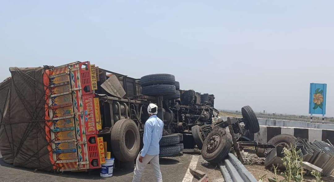 Samruddhi Highway Accident : समृद्धी महामार्गावर ट्रकचा भीषण अपघात; ओव्हरटेक करणाऱ्या कारला वाचविण्याच्या प्रयत्नात ट्रक पलटला Fatal truck accident on samruddhi highway accident due to truck trying to avoid the overtaking car maharashtra marathi news Samruddhi Highway Accident : समृद्धी महामार्गावर ट्रकचा भीषण अपघात; ओव्हरटेक करणाऱ्या कारला वाचविण्याच्या प्रयत्नात ट्रक पलटला
