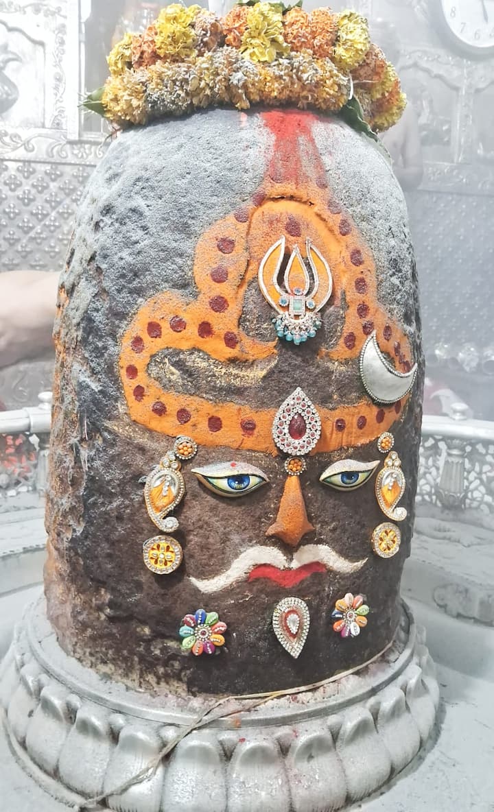 जिसमें पहले आओ पहले पाओ के आधार महाकालेश्वर मंदिर की वेबसाइट पर 1 जुलाई से 31 जुलाई तक के लिए 9153 श्रद्धालुओं की भस्म आरती की रिक्वेस्ट स्वीकृत की गई हैं, साथ ही अगस्त, सितंबर और अक्टूबर माह की बुकिंग भी ओपन रहेगी.