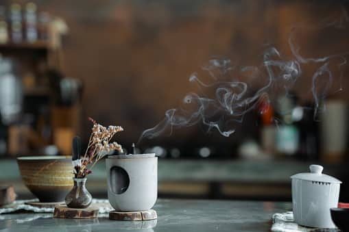 Scented Touches: Introduce fresh, summery scents to your home with scented candles, diffusers, or fresh flowers. Citrusy, floral, and herbal fragrances can invigorate your senses and create a pleasant atmosphere. Consider placing these in your living room, bedroom, and even the bathroom for a consistent, delightful scent throughout your home. (Image Source: Getty)