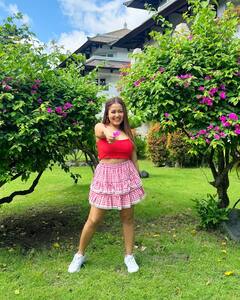 Neha Kakkar Photo: બગીચામાં હાથ ગુલાબ સાથે નેહા કક્કરે આપ્યા ગ્લેમરસ પોઝ