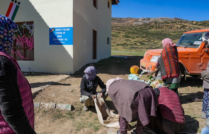 পিটিআই রিপোর্ট বলছে ইজরায়েল থেকে ভারতে ঘুরতে এসেছেন গাইরা রাবা। তাশিগাংয়ের কথা শুনে এখানে এসেছেন তিনি। কীভাবে ভোট হয়, তা দেখার ইচ্ছেও রয়েছে তাঁর। সেই কারণেই এসেছেন এখানে। এই এলাকায় সবচেয়ে কনিষ্ঠ ভোটার লানজম তাঁকে সাহায্য করছে।