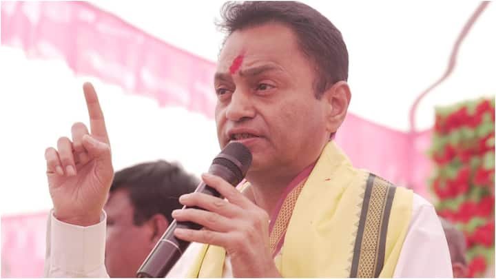 इस चुनाव में पूर्व सीएम कमलनाथ के बेटे नकुलनाथ की भी खूब चर्चा रही. वह अपने पिता की परंपरागत सीट को बचाने के लिए फिर से छिंदवाड़ा से चुनाव लड़ रहे हैं. पिछले चुनाव में कांग्रेस जिस एकमात्र सीट को बचाने में कामयाब रही थी वह छिंदवाड़ा सीट ही थी.