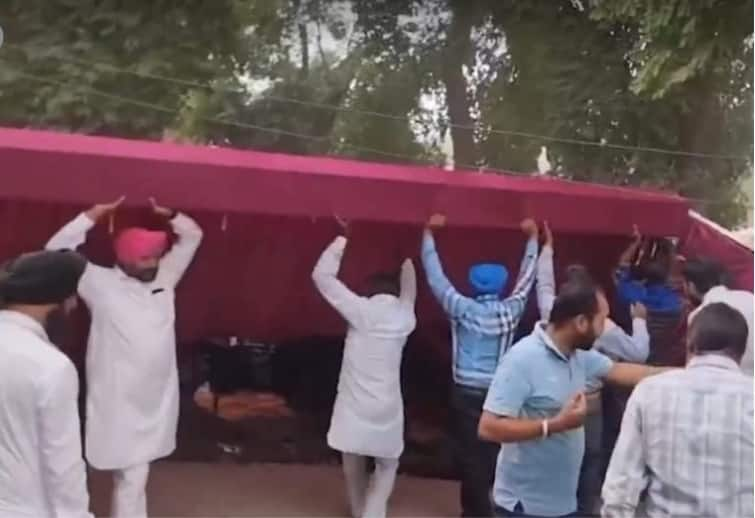 Weather changed during pollingThe strong wind uprooted the tent and pole Lok Sabha Election 2024: ਪੋਲਿੰਗ ਦੌਰਾਨ ਬਦਲਿਆ ਮੌਸਮ! ਤੇਜ਼ ਹਨ੍ਹੇਰੀ ਨੇ ਉਖਾੜ ਸੁੱਟੇ ਟੈਂਟ ਤੇ ਪੋਲਿੰਗ