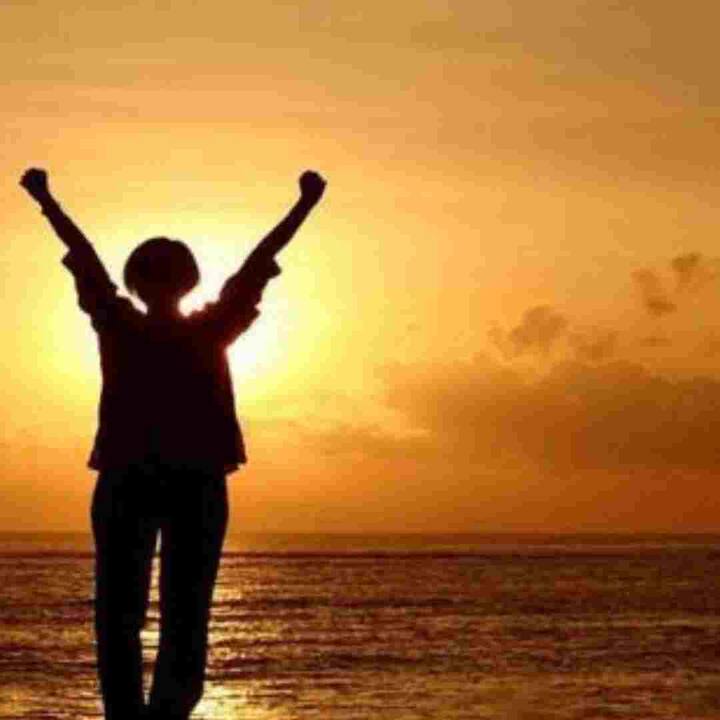 ਆਪਣੀ ਥਕਾਵਟ ਨੂੰ ਦੂਰ ਕਰਨ ਲਈ ਮੋਬਾਈਲ ਜਾਂ ਹੋਰ ਡਿਜੀਟਲ ਯੰਤਰਾਂ ਦਾ ਸਹਾਰਾ ਨਾ ਲਓ। ਅੱਜਕੱਲ੍ਹ ਰੀਲਾਂ, ਵੈੱਬ ਸੀਰੀਜ਼ ਜਾਂ ਫ਼ਿਲਮਾਂ ਦੇਖਣਾ ਇੱਕ ਨਵਾਂ ਰੁਝਾਨ ਬਣ ਗਿਆ ਹੈ। ਇਹ ਤੁਹਾਨੂੰ ਖੁਸ਼ੀ ਦੇ ਸਕਦਾ ਹੈ ਪਰ ਇਹ ਤੁਹਾਡੇ ਬੌਧਿਕ ਵਿਕਾਸ ਦੀ ਅਗਵਾਈ ਨਹੀਂ ਕਰਦਾ। ਇਹ ਤੁਹਾਡੀ ਨੀਂਦ ਦੇ ਪੈਟਰਨ ਨੂੰ ਵੀ ਪ੍ਰਭਾਵਿਤ ਕਰਦੇ ਹਨ।