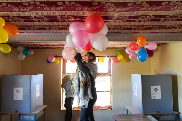 মান্ডি লোকসভা কেন্দ্রেরই অন্তর্গত তাশিগাং। বরফাবৃত হিমালয়ের কোলে ছোট্ট একটা গ্রাম। এই পোলিং বুথে তাশিগাং ও গেটে থেকে ৬২ জন ভোটার রয়েছেন। এটি মডেল পোলিং বুথও।