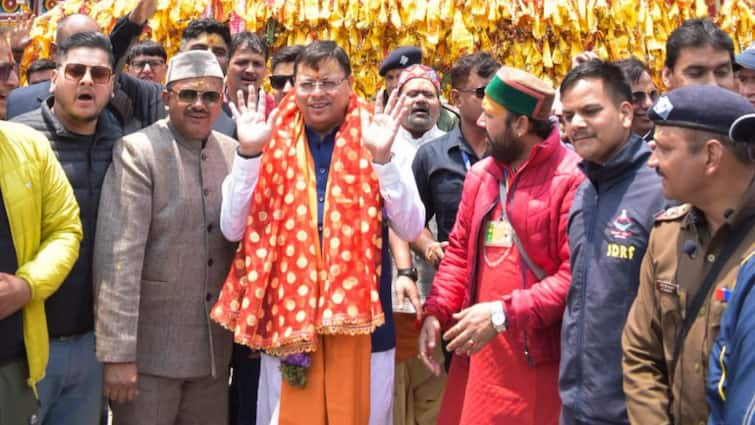 uttarakhand Char dham yatra 2024 CM Pushkar Singh Dhami visited Badrinath and met devotees ann Badrinath News: चारधाम यात्रा को लेकर बद्रीनाथ पहुंचे सीएम धामी, व्यवस्थाओं का किया निरीक्षण
