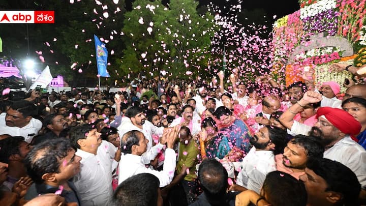 Telangana Decade Celebrations: తెలంగాణ రాష్ట్ర ఉద్యమ సారథి, మాజీ ముఖ్యమంత్రి కేసీఆర్ గన్ పార్క్ వద్దకు వచ్చి అమరవీరులకు ఘన నివాళి అర్పించారు. క్యాండిల్ ర్యాలీలో పాల్గొన్నారు.