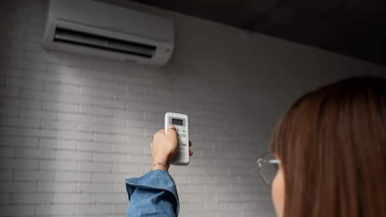 AC Blast in Summer What is the right temperature for Air Conditioner how to save home AC Blast: इतने टेम्परेचर पर चलाएंगे एसी तो नहीं रहेगा फटने का डर! इन गलतियों से भी कर लें तौबा