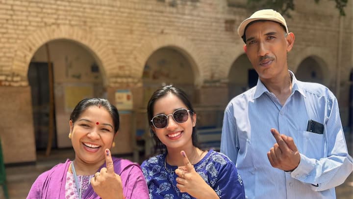 बिहार के कुछ निर्वाचन क्षेत्रों में भीषण गर्मी के बीच मतदान के बाद लोग मुस्कुराते हुए तस्वीरें खिंचवाते नजर आए। (फोटो: @ECISVEEP)