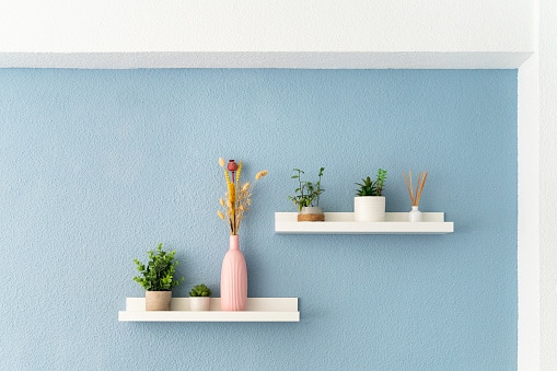 Declutter and Simplify: Summer is synonymous with a fresh start, making it an ideal time to declutter your home. Clear out unnecessary items to create a more open and airy environment. This not only improves the aesthetic appeal of your space but also promotes a sense of calm and relaxation. Organise your living areas with stylish storage solutions that keep things tidy yet accessible. (Image Source: Getty)