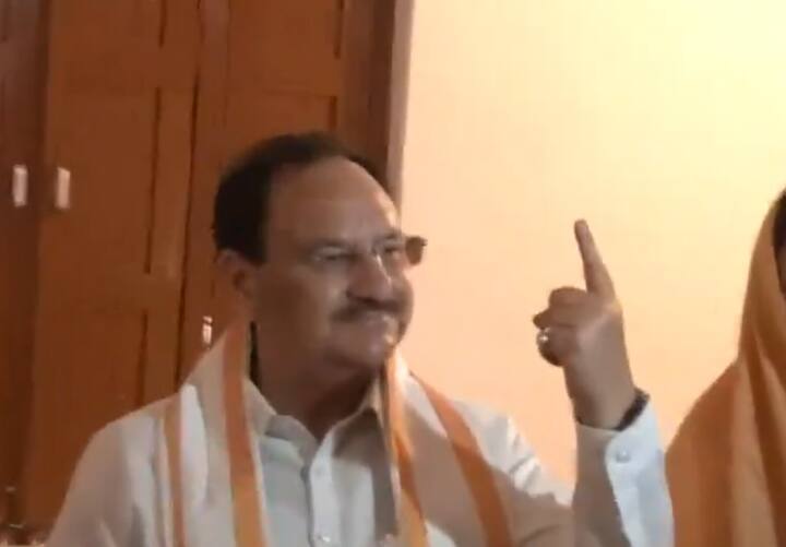 ભાજપના રાષ્ટ્રીય અધ્યક્ષ જેપી નડ્ડાએ હિમાચલ પ્રદેશના બિલાસપુરમાં મતદાન કર્યું. તેમની પત્ની મલ્લિકા નડ્ડાએ પણ પોતાના મતાધિકારનો ઉપયોગ કર્યો હતો.