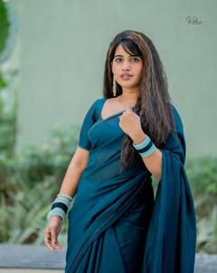 Sravanthi Chokkarapu: చీరలో స్రవంతి చొక్కారపు హోయలు - అందాల ఆరబోస్తూ.. కవ్విస్తున్న క్యూట్ యాంకర్‌