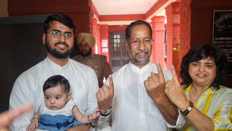 Anil Joshi cast his vote with his family in Amritsar Punjab Election: ਅਨਿਲ ਜੋਸ਼ੀ ਨੇ ਅੰਮ੍ਰਿਤਸਰ 'ਚ ਪਰਿਵਾਰ ਸਮੇਤ ਪਾਈ ਵੋਟ, ਕਿਹਾ-ਦਿਲ ਤੇ ਦਿਮਾਗ਼ ਦੀ ਸੁਣ ਕੇ ਪਾਇਓ ਵੋਟ