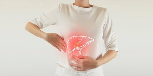 Liver damage signs: લીવર છે જે આપણા શરીરના મહત્વપૂર્ણ અંગોમાંનું એક છે. તેથી તેને સ્વસ્થ રાખવાની જવાબદારી આપણી છે. જેથી આપણે સ્વસ્થ રહી શકીએ અને સારું જીવન જીવી શકીએ. પરંતુ આજની ખોટી જીવનશૈલીના કારણે આપણા લીવર પર ઘણી અસર થઈ રહી છે.