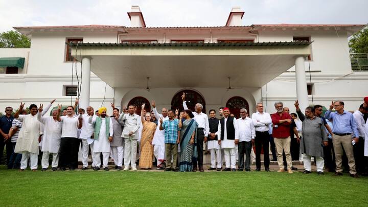 संजय सिंह ने इंडिया गठबंधन को लेकर बड़ा दावा किया था. उन्होंने कहा था कि इंडिया गठबंधन को 295 सीटें मिल रही हैं और हम सरकार बनाएंगे.