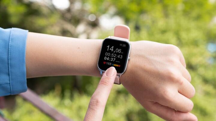 Smart Watches Under 1000: अगर आप काफी समय से अच्छी स्मार्टवॉच की तलाश कर रहे हैं तो यहां हम आपको कुछ बेस्ट स्मार्टवॉच के बारे में बताने जा रहे हैं, जो आप 1 हजार रुपये के बजट में खरीद सकते हैं.