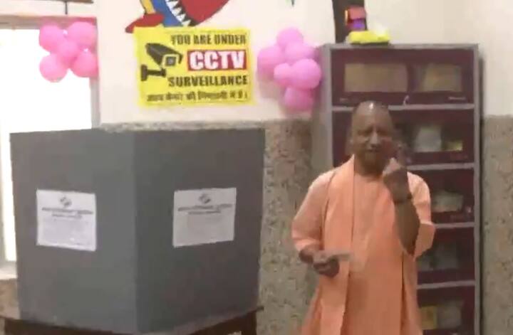 યુપીના મુખ્યમંત્રી યોગી આદિત્યનાથે મતદાન કર્યા બાદ કહ્યું, આ લોકશાહીનો તહેવાર છે. આજે યુપીમાં 13 બેઠકો સહિત 57 બેઠકો પર મતદાન થઈ રહ્યું છે. વિવિધ રાજકીય પક્ષોએ તેમના મુદ્દાઓ જનતા સમક્ષ મૂક્યા છે. મતદારોએ ભારે ઉત્સાહ દર્શાવ્યો છે.