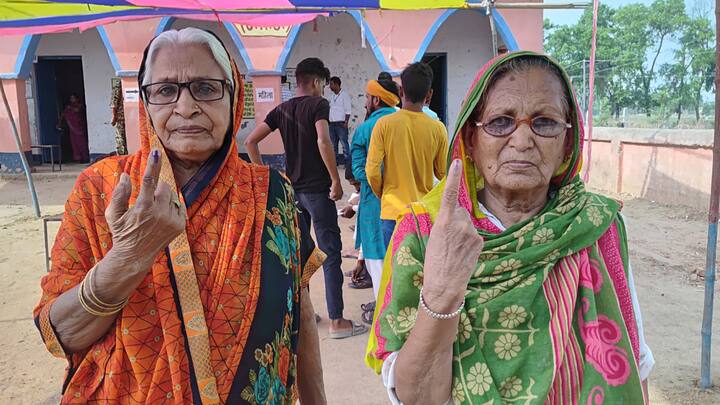 लोकसभा चुनाव के अंतिम चरण में मतदान करने के बाद स्याही लगी उंगली दिखाते वरिष्ठ नागरिक। (फोटो: @ECISVEEP)