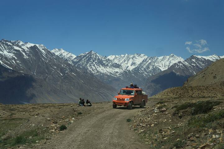 সমুদ্রতল থেকে উচ্চতা থেকে ১৫২৫৬ ফুট। সেখানেও গণতন্ত্রের উৎসব। ভারতের সরকার তৈরির জন্য় সেখানেও তৈরি হয়েছে পোলিং স্টেশন।