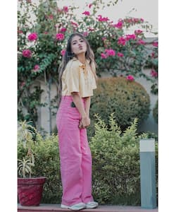 दवा के सहारे बीता बचपन, फिर वीडियो को बनाया जिंदगी...21 साल की उम्र में करोड़पति है ये यूट्यूबर लड़की