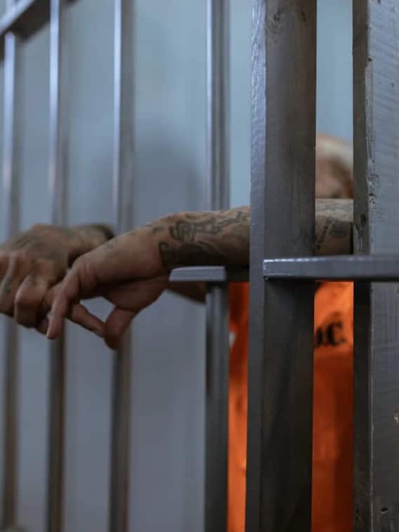 इस देश में जेल से भागना नहीं है कोई अपराध