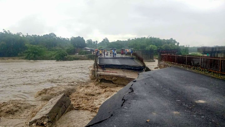 এখনও পর্যন্ত কার্বি আংলং, ধেমাজি, হোজাই, কাছাড়, করিমগঞ্জ, ডিব্রুগড়, নওগাঁও, হাইলকান্দি, গোলাঘাট, কার্বি আংলং পশ্চিম এবং ডিমা হাসাও জেলার ২৫টি রাজস্ব সার্কেলের মোট ৫৬০টি গ্রাম এখনও জলমগ্ন রয়েছে। (ছবি সৌজন্য- পিটিআই)