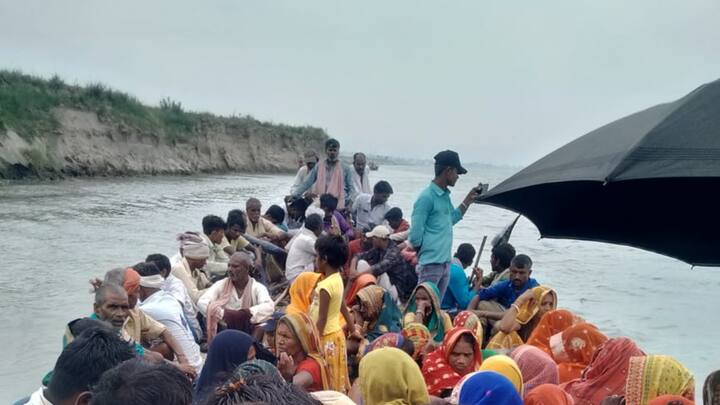 सातवें और अंतिम लोकसभा चुनाव में झारखंड के साहिबगंज के दियारा इलाके में मतदाता नाव से गंगा नदी पार करते नजर आए। इस अंतिम चरण में 8 महिलाओं समेत कुल 52 उम्मीदवार चुनाव लड़ रहे हैं। (फोटो: @ECISVEEP)