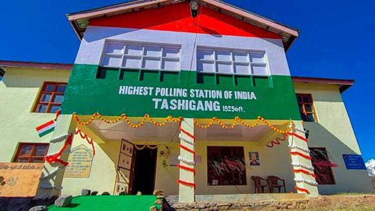 Voting On At Worlds Highest Polling Station Lok Sabha Elections: ਲਾੜੀ ਵਾਂਗ ਸਜਾਇਆ ਗਿਆ ਭਾਰਤ ਸਥਿਤ ਦੁਨੀਆਂ ਦਾ ਸਭ ਤੋਂ ਉੱਚਾ ਪੋਲਿੰਗ ਸਟੇਸ਼ਨ, ਦੇਖੋ ਖੂਬਸੂਰਤ ਤਸਵੀਰਾਂ