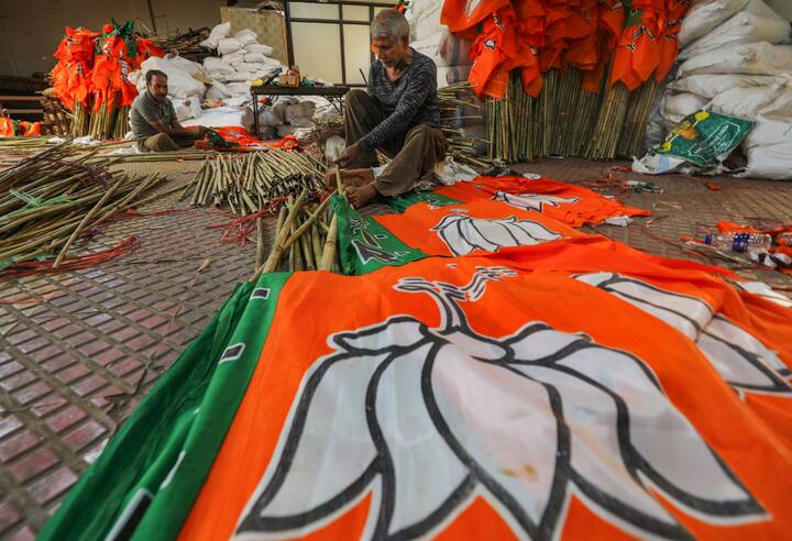 News Nation के एग्जिट पोल में एनडीए को 342-378 सीटें, इंडिया गठबंधन को 153 से 169 सीटें और अन्य के खाते में 21-23 सीटें जाती दिखाई दे रही हैं.