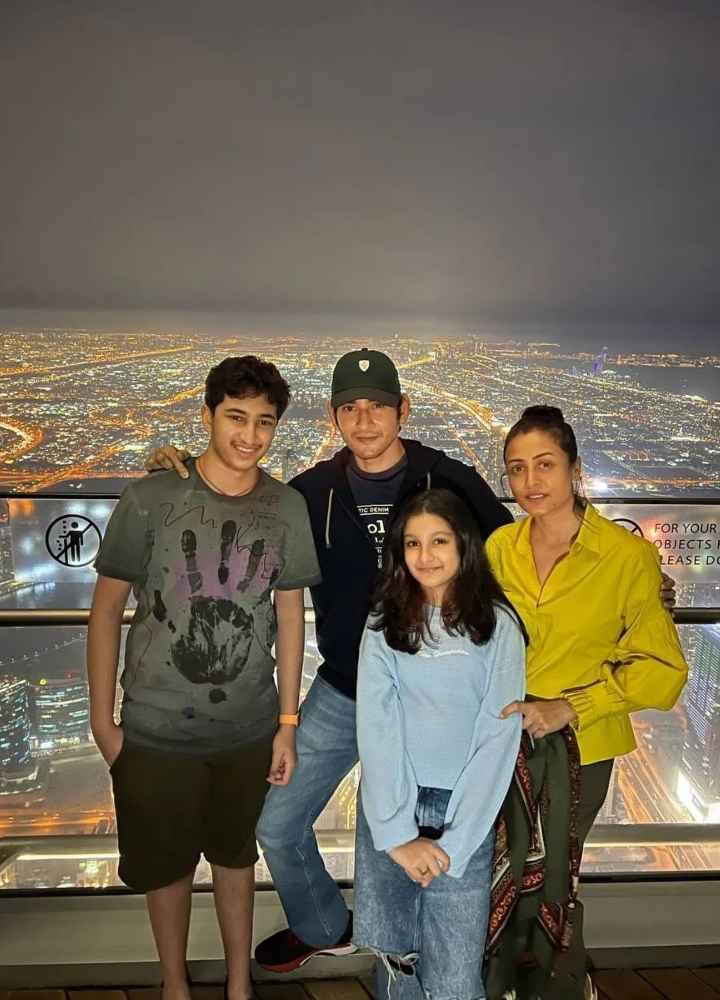 మహేష్ ఫ్యామిలీ చూడ ముచ్చటగా ఆకట్టుకుంటుంది. ఫ్యామిలీ అంటే ఇలా ఉండాలి అనిపిస్తుంది. Photos Credit: Gautam Ghattamaneni/Instagram