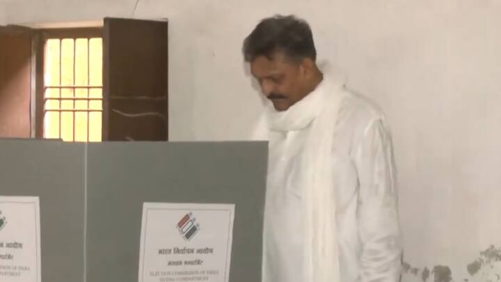 गाजीपुर से समाजवादी पार्टी के लोकसभा उम्मीदवार अफजाल अंसारी ने निर्वाचन क्षेत्र के एक मतदान केंद्र पर अपना वोट डाला। (फोटो: एएनआई)
