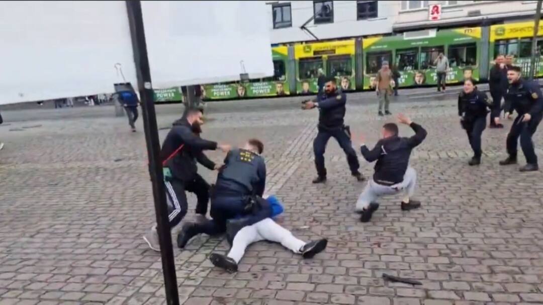 Watch Video: ஜெர்மனி: கண்ணில் பட்டவரையெல்லாம் கத்தியால் சரமாரியாக குத்திய நபர்.. சுட்டுக்கொன்ற போலீஸ்