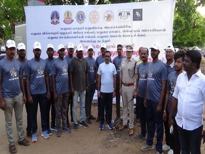 மதுரை மாநகர காவல் ஆணையர் லோகநாதன் எடுத்துக் கொண்ட குழு புகைப்படம்
