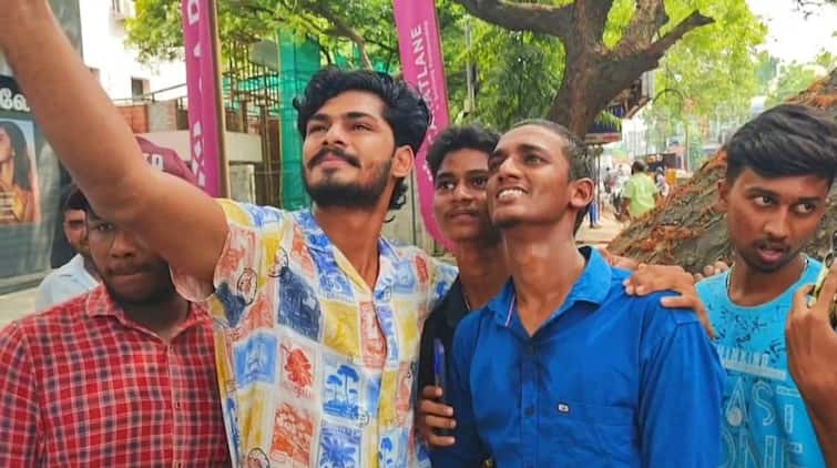 TTF Vasan took a selfie with his fans in madurai - TNN TTF Vasan:  “யாரும் அழ வேண்டாம், நான் இருக்கிறேன்” - ஆறுதல் கூறி செல்பி எடுத்த டிடிஎஃப் வாசன்