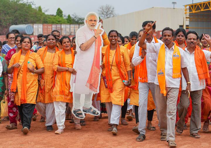 India News D-Dynamics के एग्जिट पोल में NDA को 371, इंडिया गठबंधन को 125 सीटें मिल रही हैं. वहीं, अन्य के खाते में 47 सीटें जाते दिखाई दे रही हैं.