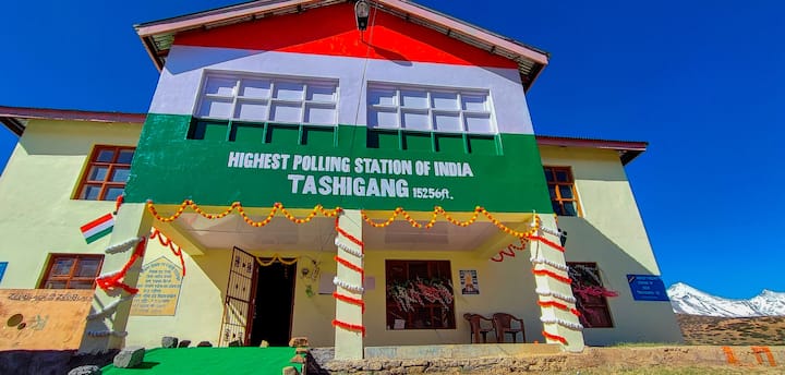 ভোটারদের জন্য বসার জায়গাও তৈরি করা হয়েছে। তৈরি হয়েছে তাঁবু। পোলিং বুথে রয়েছে দুটি ঘর। ভোটকর্মীদের জন্য কম্বল, গদি আনা হয়েছে। রয়েছে ছোট্ট একটি রান্নাঘরও। এই পোলিং বুথের অন্দরও সাজিয়ে তোলা হয়েছে। রকমারি রঙিন কাগজ ও বেলুন দিয়ে সাজিয়ে তোলা হয়েছে এই পোলিং বুথ।